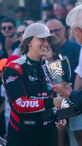 Rhea receiving the RC3 class trophy